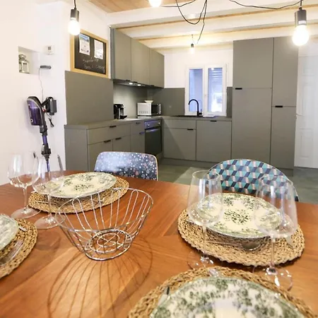 Le Fleuri Pretty Triplex In The Old Town Apartment